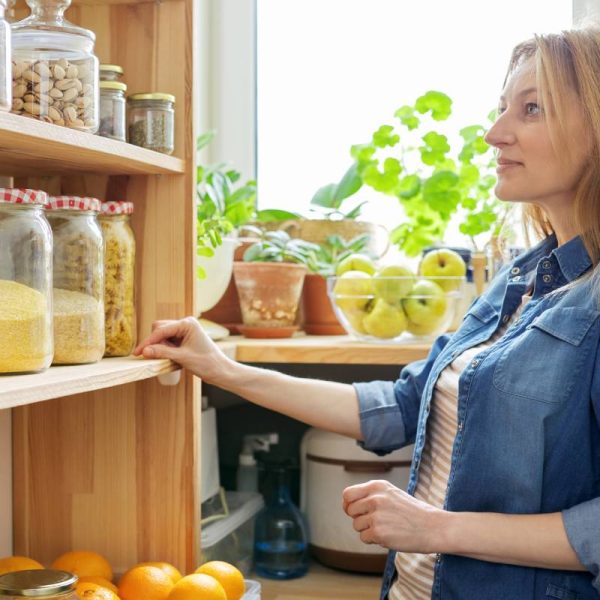 Une femme qui recherche des mites alimentaires dans sa cuisine