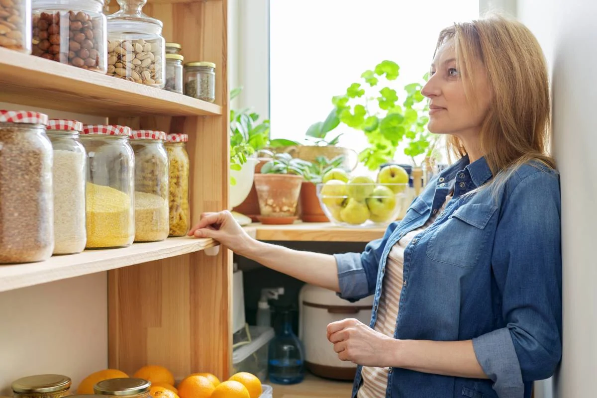 Une femme qui recherche des mites alimentaires dans sa cuisine